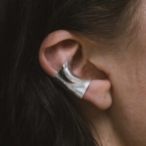 Simple anatomical ear cuff